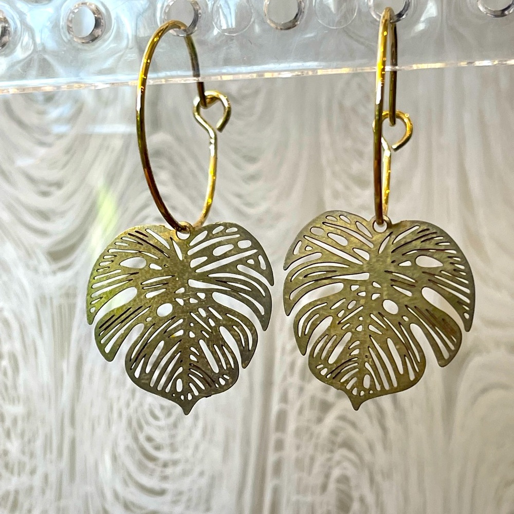 Vintage Monstera dangle earrings gold